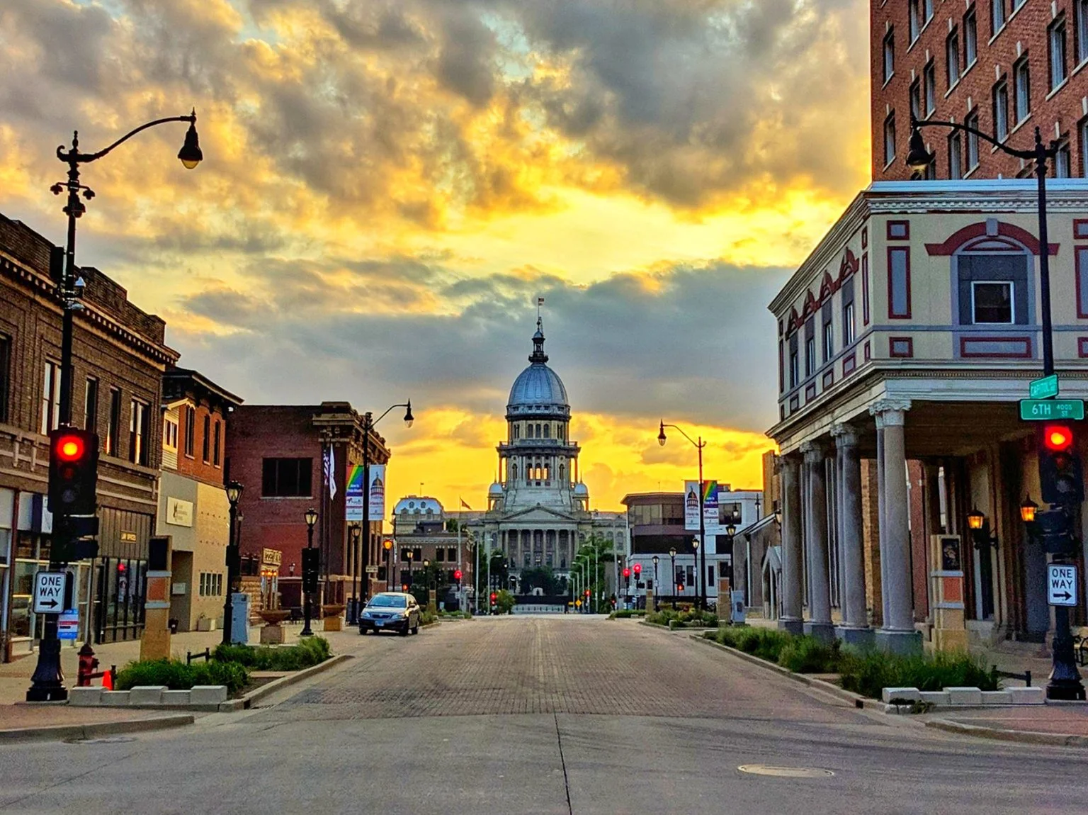 Illinois_State_Capitol_at_sunset