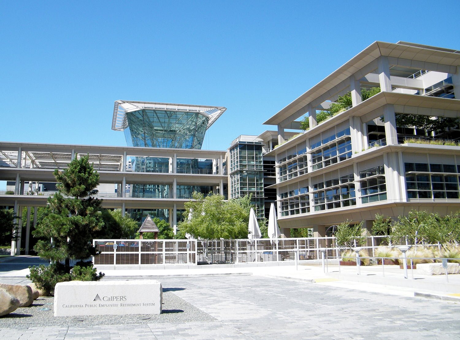 Photo of CalPERS headquarters by Coolcaesar at English Wikipedia