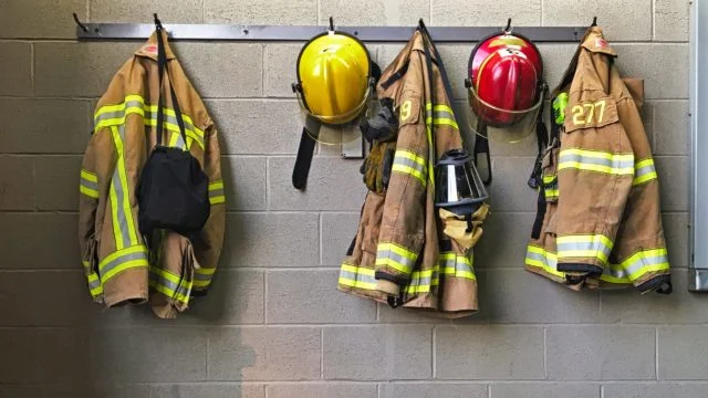 Firefighter,Helmet,And,Protection,Coat,Hanging,In,The,Fire,Station