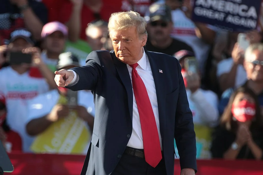 Photo of Donald Trump pointing to a crowd