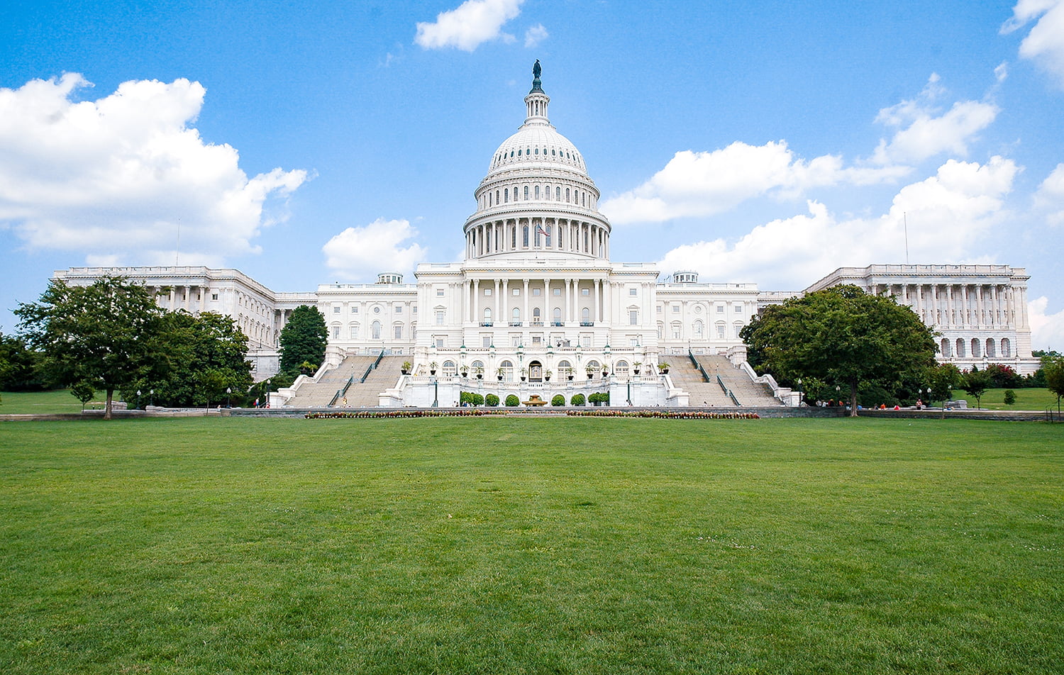 US Capitol Building on a sunny day